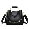 Elegante borsa a secchiello in pelle nera con manico dorato e tracolla a catena - Nero