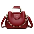 Borsa a secchiello rosso scuro con manico in metallo dorato e catena ambrata - Rosso