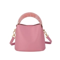 Rosa Eimertasche mit Marmor-Harzgriff und abnehmbarem Schultergurt auf weißem Hintergrund - Rosa