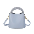 Minimalistische hellblaue Beuteltasche mit Harzgriff in Marmoroptik und goldener Hardware - Blau