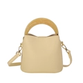 Beige Beuteltasche mit bernsteinfarbenem Harzgriff und abnehmbarem Schultergurt aus Kunstleder - Gelb
