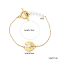 Dettaglio del bracciale con ciondolo a conchiglia placcato oro 18K, perle e chiusura OT - Pendente a Ventaglio con Chiusura OT in Perle (BR28810AG)