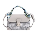 Hellgraue Vintage-Box-Tasche mit Drachenstickerei und blau gemustertem Seidenschal-Griff - Grau