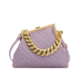 Bolso concha lavanda con tejido de rayas y correa de cadena dorada de eslabones - Morado