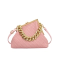 Bolso tipo concha rosa tejido con cadena dorada y cierre de marco de metal - Rosa