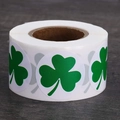 Rotolo di adesivi quadrifoglio verde per San Patrizio su sfondo legno scuro - Stile Trifoglio Tondo Piccolo