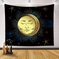 Arazzo bohémien con sole e luna in nero e oro appeso su una parete di mattoni bianchi - 200*150cm (Spazzolato) / Stile Bohemien Ragazza Mezzaluna (款式-5)