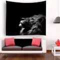 Gros plan d'une tenture murale avec tête de lion noir et blanc suspendue au-dessus d'un canapé - Profil de Lion Noir et Blanc (款式-4) / Moyen