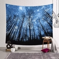 Arazzo foresta nordica sotto il cielo stellato appeso su una parete di mattoni bianchi - 200*150cm / Foresta Notte Stellata