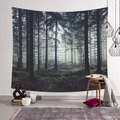 Dettaglio dell'arazzo murale con foresta e nebbia su uno sfondo di pareti in mattoni bianchi - 200*150cm / Foresta Nebbiosa