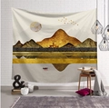 Vue détaillée d'une tapisserie murale nordique avec montagnes dorées et cerfs abstraits - Style 21