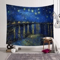 Detailansicht des Van Gogh Sternennacht Wandteppichs an einer weißen Ziegelwand - 95x73cm (Pfirsichhaut) / Sternennacht über der Rhone (Stil-1)