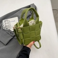 Borsa tote intrecciata verde con sacca a coulisse e tracolla regolabile in pelle - Verde Frutta