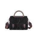 Bolso negro de nailon arrugado con asa dorada y correa de hombro tejida con logo - Negro