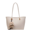 Crèmewitte tote bag van kiezelleer met lange riemen en een pluchen hondenbedeltje - Off-white (Met Hanger)