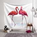 Detail eines rosa Flamingo Wandteppichs an einer weißen Backsteinwand für Schlafzimmerdeko - 100*75cm (Gebürsteter Stoff) / Doppelte Flamingos im Wasser