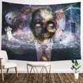 Halloween Wandteppich mit surrealem Totenkopf im Weltraum und galaktischem Sternenhimmel - Groß / Gebürsteter Stoff / Kosmischer Skelett-Stil