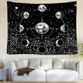Arazzo mandala bianco e nero con fasi lunari sopra un divano bianco in un soggiorno - Stile Stellato Fasi Lunari (款式-9) / 200*150cm (Spazzolato)
