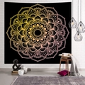 Arazzo da parete mandala con sfumature oro e rosa appeso su una parete di mattoni bianchi - Mandala Colorato (Stile-5)