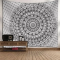Arazzo mandala bohémien bianco e nero con elefanti appeso in un ambiente domestico - Modello 1 / 95x73cm (Spazzolato)