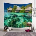 Tapiz de pared nórdico con palmera tropical, olas del mar y casa de playa - 95x73 / Cabaña de la Isla (Estilo 2)