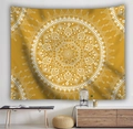 Detalle de tapiz mandala amarillo colgado sobre una consola de madera en una sala acogedora - Mandala Amarillo Jengibre (Estilo-5)