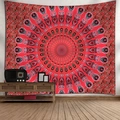 Arazzo da parete mandala bohémien rosso vivace con intricati motivi a piuma di pavone - Modello 6 / 95x73cm (Spazzolato)