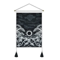 Japanischer Wellen-Wandteppich mit Sonnen- und Wolkendesign, hängend an schwarzer Holzstange - 35x50cm / Sonnenfinsternis-Wellenstil (款式-1)