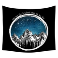 Detail eines Bergwald Wandteppichs mit Sternenhimmel und inspirierendem Text - 95x73cm (Gebürstet) / Sternenhimmel Schneebedockte Berge Slogan Stil