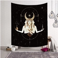 Wandteppich mit schwarzer Mondgöttin und Hekate-Motiv an weißer Ziegelwand für Deko - Dreifache Göttin Hekate (Stil-9)