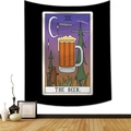 Detailansicht eines rosa Tarot-Wandteppichs mit Retro-Bierdruck im minimalistischen Zimmer - 95x73cm / Bier Wald Bär Stil (Stil-3)