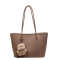 Bruine tas van generfd leer met lange schouderbanden en een zachte berenhanger - Khaki (Met Hanger)