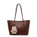 Donkerbruine tote bag van leer met lychee-patroon, pluche hanger en lange schouderbanden - Koffie (Met Hanger)