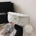 Marsupio bianco trapuntato con ricami floreali e tracolla larga con motivi geometrici - Bianco