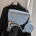 Marsupio trapuntato azzurro con ricami floreali e ampia tracolla in tessuto jacquard - Blu