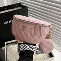 Rosafarbene gesteppte Gürteltasche mit Rautenmuster und breitem Stoffgurt - Rosa