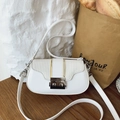 Borsa a tracolla bianca con trama intrecciata, barre dorate e chiusura quadrata argento - Bianco