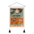 Böhmischer Tarot Mond Wandteppich mit schwarzer Aufhängung und eleganten Seidenquasten - 35x50cm / Mondmuster (The Moon)