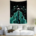 Detalle de tapiz bohemio con diosa de pelo verde y fases lunares sobre un sofá moderno - 95x73 Cepillado / Fases Lunares Triple Diosa (Estilo 2)