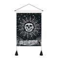 Tapiz bohemio con diseño de Sol de Tarot con calavera y borlas sobre fondo blanco puro - 35x50cm / Sol Esqueleto (THE SUN)