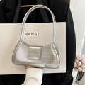 Silberne Baguette-Tasche mit Krokodilleder-Muster und metallischem Finish - Silber