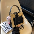 Bolso tipo cubo de paja tejida en contraste negro y beige con bandolera - Negro (Con Colgante)