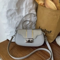 Elegante borsa a tracolla in pelle grigio chiaro con patta intrecciata e fibbia argentata - Grigio