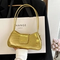 Schicke goldene Baguette-Tasche mit Krokostruktur und elegantem Metallic-Finish - Gold