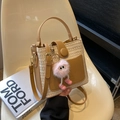 Bolso saco de tejido beige con ribete de cuero caramelo y colgante de monstruo rosa - Caqui (Con Colgante)
