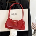 Rote Baguette-Tasche aus Lackleder mit Krokodilprägung und glänzendem Finish - Rot