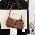 Sac baguette marron effet crocodile avec logo doré et large bandoulière pour femme - Marron