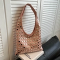 Sac hobo en cuir PU rose avec rivets métalliques argentés sur des livres blancs - Rose