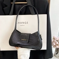 Sac baguette noir motif crocodile minimaliste avec détails textuels métalliques - Noir