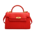 Sac à main rouge vif avec texture tressée et fermoir rotatif métallique doré chic - Rouge